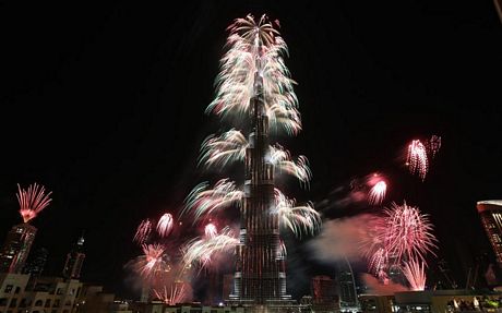 Pháo hoa thắp sáng tháp Burj Khalifa, cao 828m.